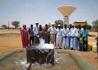塞内加尔水利部乡村水利局长和当地宗教领袖马拉布一起验收建成的水井